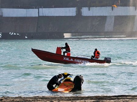 Kür çayında gəzinti qayığı çevrilib, suda batmış iki nəfərin axtarışı davam edir