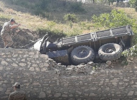 Göygöldə hərbiçilərimizi daşıyan Ural aşdı