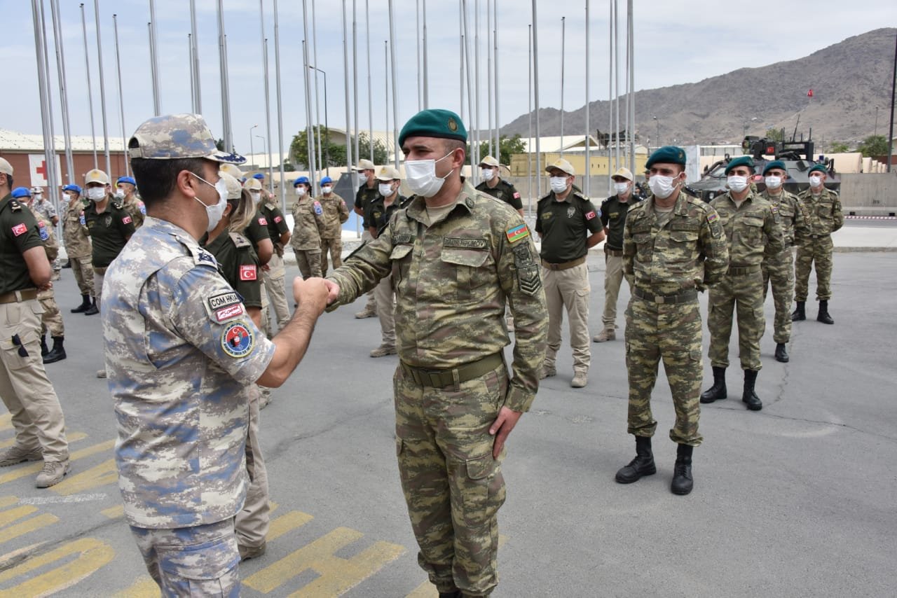 Əfqan qıza yeməyini verən, corablarını geyindirən sülhməramlı qəhrəmanımız - Fotolar 