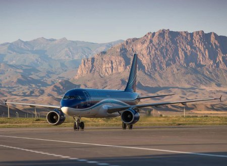 AZAL təyyarəsi Bakıdan 35 dəqiqəlik uçuşla Qarabağın Füzuli aeroportuna eniş etdi. 