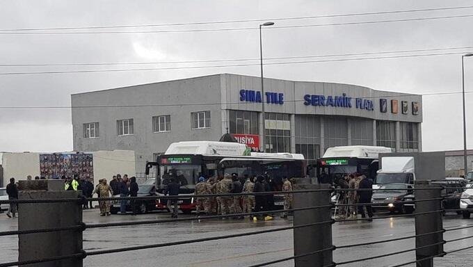 Bakıda qazilər yolu bağladı 