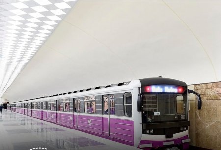 Metroda qatar yoluna sərnişin düşdü. 