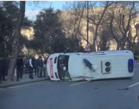 Bakıda Təcili Tibbi Yardım avtomobili aşdı