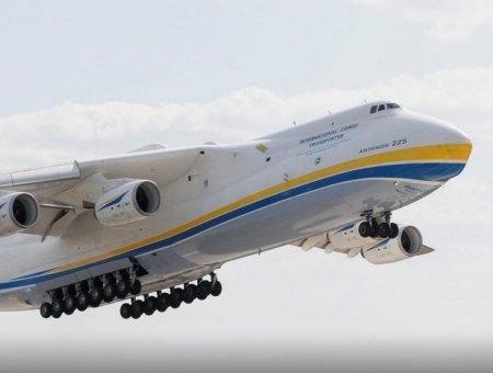 Dünyanın ən böyük yük təyyarəsi AN-225 ruslar tərəfindən raketlə vurub.