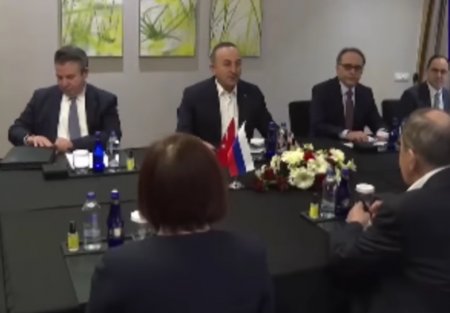 Çavuşoğlu Lavrovla görüşdə masaya Ukrayna bayrağını tərənnüm edən "spirt" qoydu. 