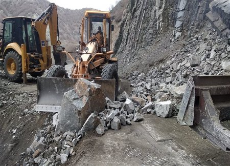 Lahıcda dağ uçqunu zamanı qaya parçaları yolu bağlanıb