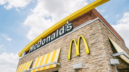 McDonald's öz ticarət şəbəkəsini Rusiyada bağlayaraq ölkəni tərk edir