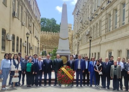 Ümid partiya sədri İqbal Ağazadə və partiya üzvləri 28 may günü münasibətilə "İstiqlal abidəsinə" əklil qoyub