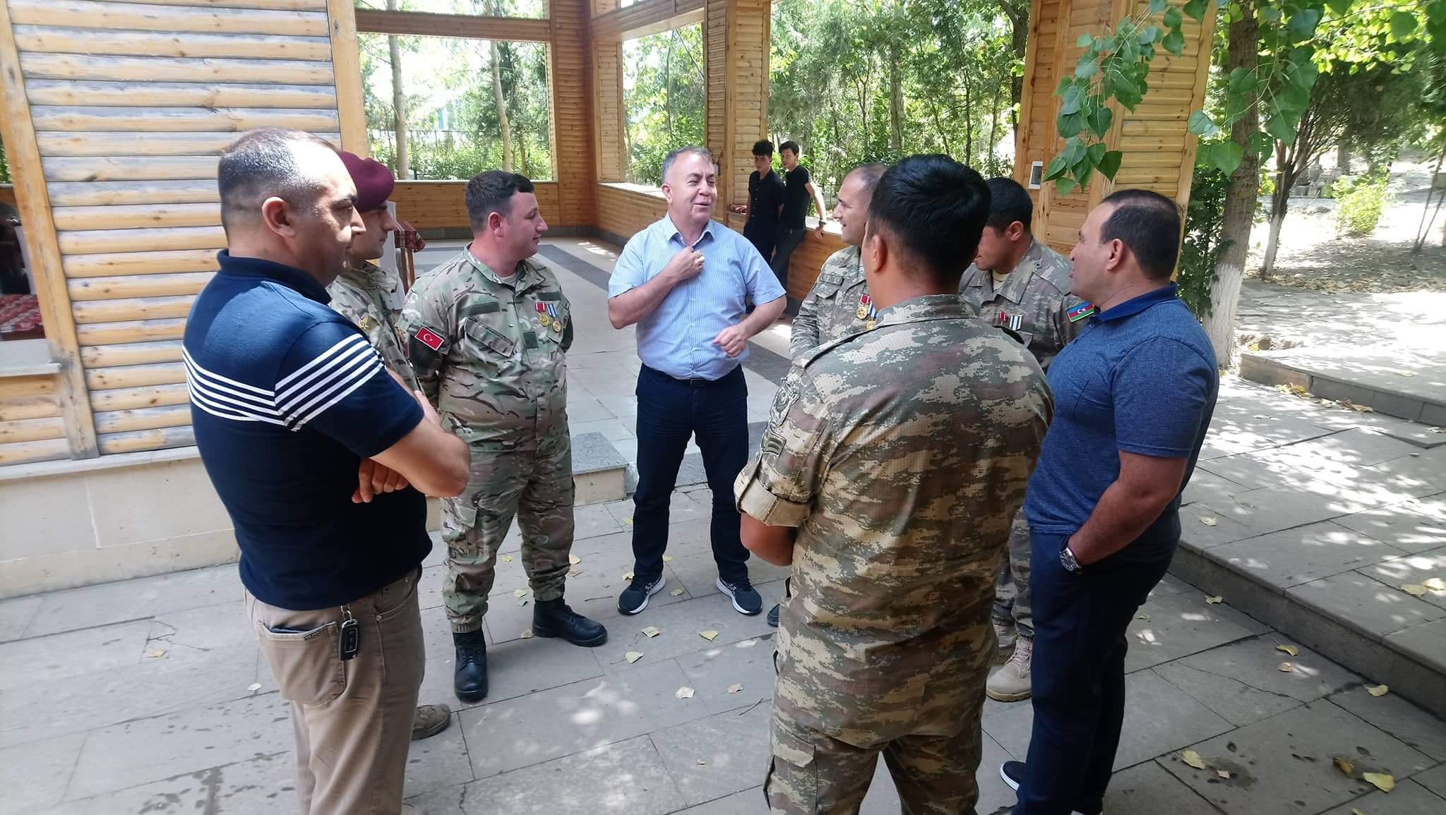 Millət vəkili şəhid ataları, müharibə veteranı və qazilərlə təbiət qoynunda görüşüb - Fotolar