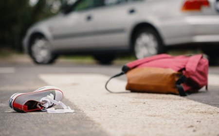 Bakıda avtomobil iki piyadanı vurub. Ölən var