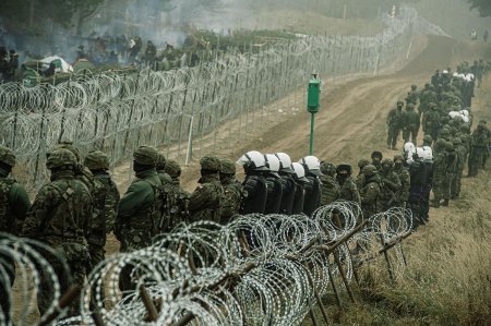 Polşa Rusiya ilə sərhəddini tikanlı məftillərlə gücləndirir