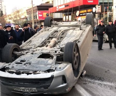 Bakıda "Prius" yüksək sürətlə idarəetməni itirərək aşıb