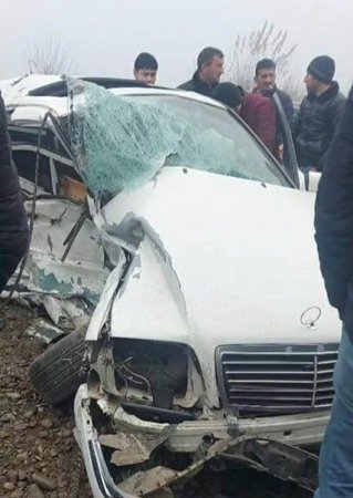 Bərdədə YPX avtomobili Mercedes avtomobilinə çırpılıb 