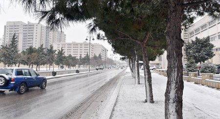 Yolların buz bağlayacaağı qarlı hava şəraiti sabah da davam edəcək