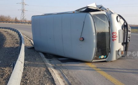 Ucarda təcili tibbi yardım avtomobili aşıb