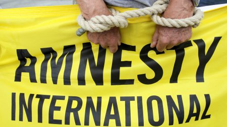 Amnesty International jurnalist Ülvi Həsənlinin saxlanılması ilə bağlı ciddi narahatlığını ifadə edib