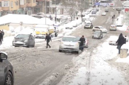 Yasamalda buz bağlayan yollar sakinlərə çətinliklər yaradır