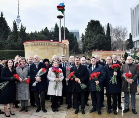 Avropalı diplomatlar şəhidlər xiyabanını ziyarət ediblər