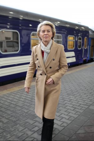 Avropalı diplomat Ursula von der Leyen  Kiyevdə səfərdədir