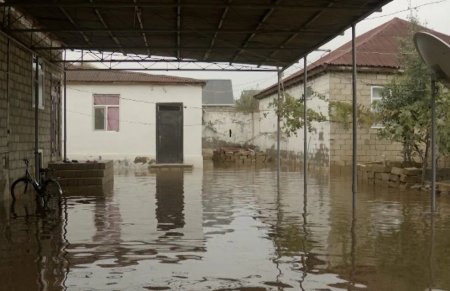 Hacıqabulda yüzlərlə həyətyanı sahə su altında qalıb